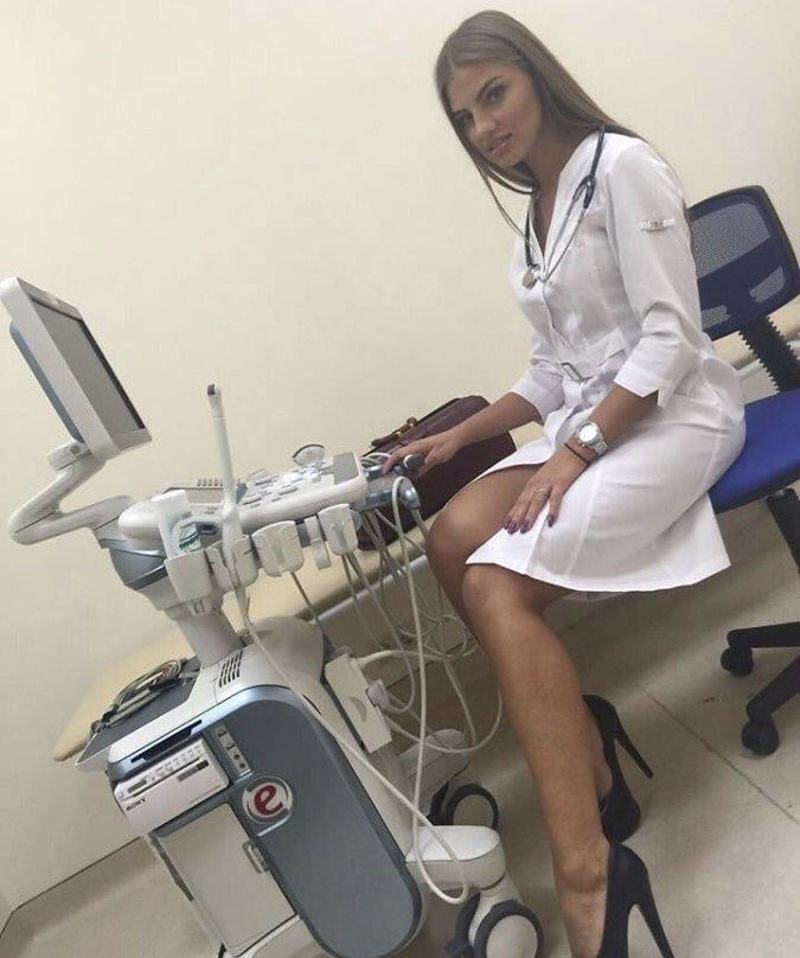 Медсестра желает секса на мягкой кушетке