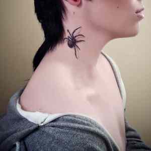 Obrázek '3d-black-widow-spider-neck-tattoo'