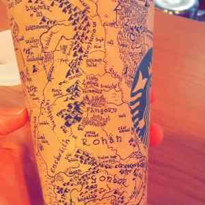 Obrázek 'A customer drew Middle Earth on his Starbucks cup'