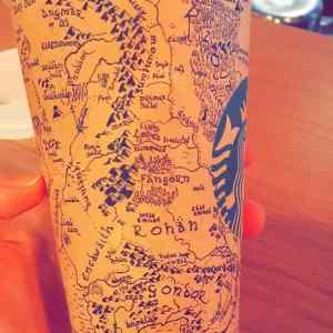 Obrázek 'A customer drew Middle Earth on his Starbucks cup'