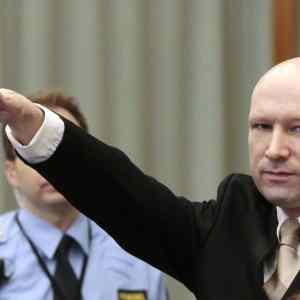 Obrázek 'Anders Breivik ve chvilce euforie posila fanouskum sve srdce'