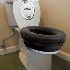 Obrázek 'Bose Noise Cancelling Toilet'