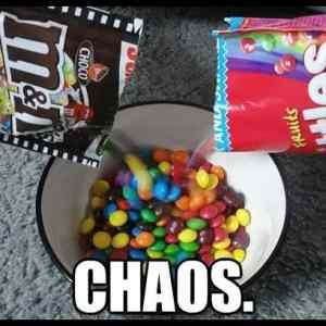 Obrázek 'Chaos-Skittles-chocolate-candies'