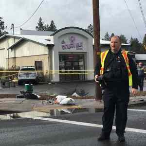 Obrázek 'Cop crashes into donut shop'