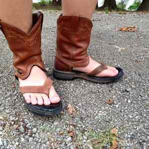 Obrázek 'Cowboy Boot Sandals - The Latest Fashion Trend'