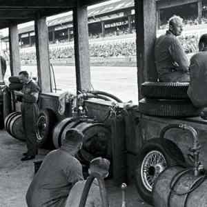 Obrázek 'F1 Mercedes Pits in 1937 - nothing but tyres'