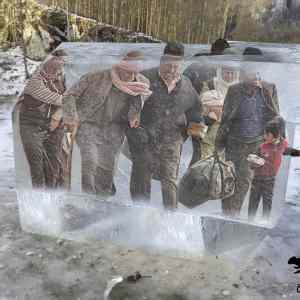 Obrázek 'Frozen group of refugees cut from icy Danube'