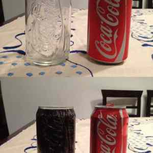 Obrázek 'Glass cup in the shape of a can of coke'