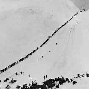 Obrázek 'Gold diggers marching through Chilkoot pass - the only way towards Dawson Cit...'
