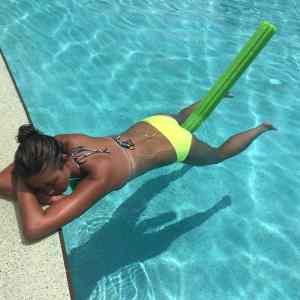 Obrázek 'Grandma took a picture of my sister enjoying the pool'