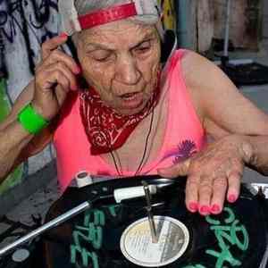 Obrázek 'Granny DJ'