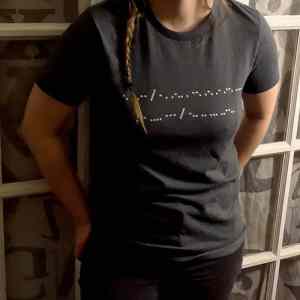 Obrázek 'Her shirt says -New telegraph who dis- in Morse code'