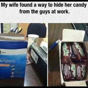 Obrázek 'Hiding Candy At Work'