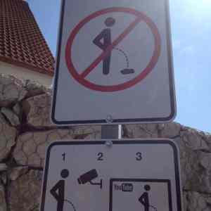 Obrázek 'How they prevent people from urinating in public in the Czech Republic'