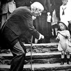 Obrázek 'John D Rockefeller gifting a 5 cent coin to a child on his 84th birthday'