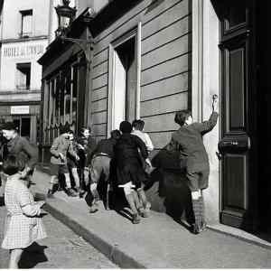 Obrázek 'Kids-ringing-bell-running'