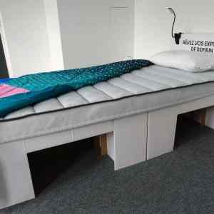 Obrázek 'LOH postel z kartonu matrac z pukacich sacku'