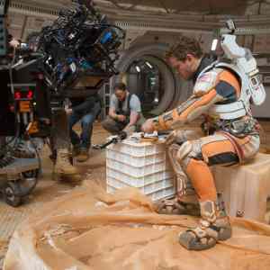 Obrázek 'Matt Damon getting handy for a scene in The Martian'