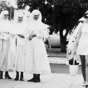 Obrázek 'Nuns keeping their eyes fixed on a fashionable woman - 1970'