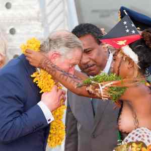 Obrázek 'Prince Charles greeting the locals in Papua New Guinea'