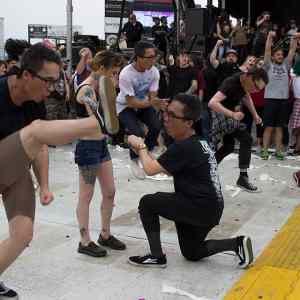 Obrázek 'Proposal In A Mosh Pit'