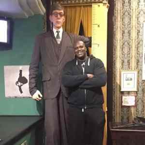 Obrázek 'Shaq next to a replica of the tallest man to have lived'