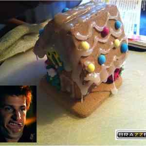Obrázek 'So my sister decides to make a Gingerbread-house 25-12-2011'