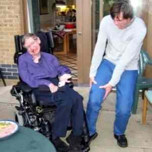 Obrázek 'Stephen Hawking running over Jim Carrey with his wheelchair'