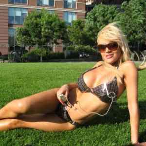 Obrázek 'This girl wears a solar-powered bikini'