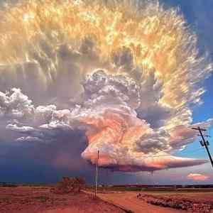 Obrázek 'Thunderstorm approaching at sunset'