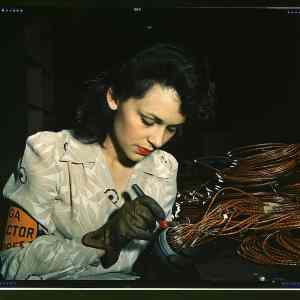 Obrázek 'Woman aircraft worker June 1942'