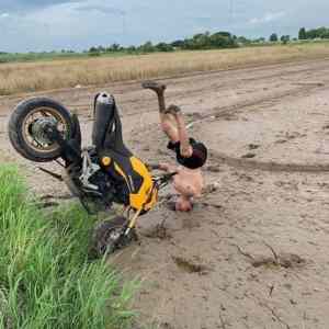 Obrázek 'bahenni joga s prvky motorismu'