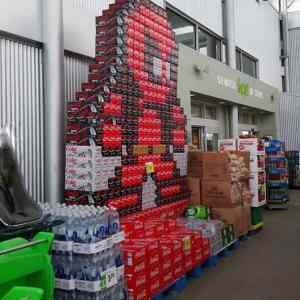 Obrázek 'cola cans in a supermarket'