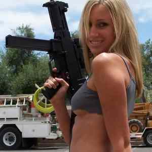 Obrázek 'girl and gun2 '