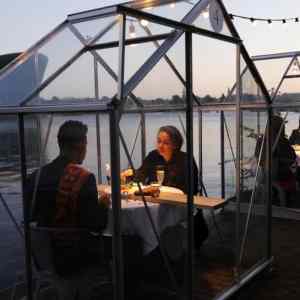 Obrázek 'glass booths restaurant for viruses spread in confined spaces'