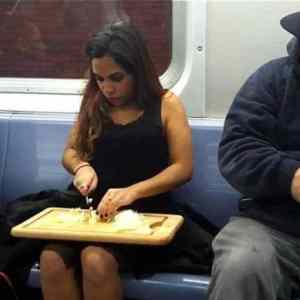Obrázek 'just chopping onion on a train'