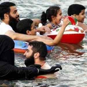 Obrázek 'muslims swiming'