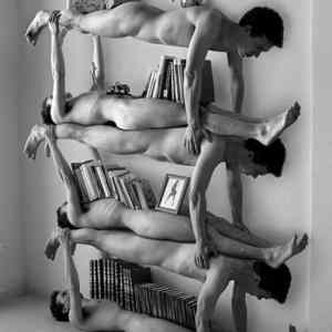 Obrázek 'naked-dude-shelves'