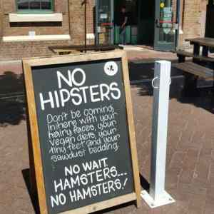 Obrázek 'no hipsters at by pub'