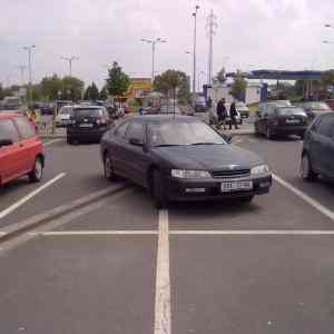 Obrázek 'parkovani idiota  231 u Tesco Ostrava Poruba'