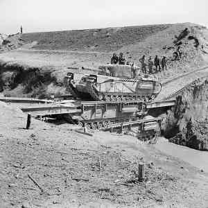 Obrázek 'tank crossing a bridge made of tanks'