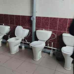 Obrázek 'toalety jekaterinburk sploecne srani utuzuje kolektiv'
