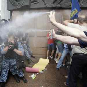 Obrázek 'ukrainians mace the police'
