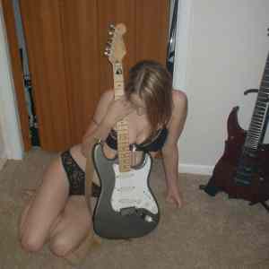 Obrázek 'unavena kytaristka'