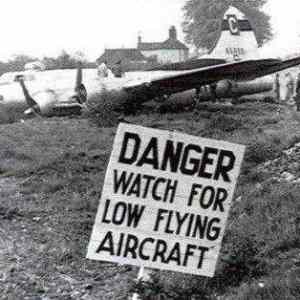 Obrázek 'watch out for low flying aircraft'