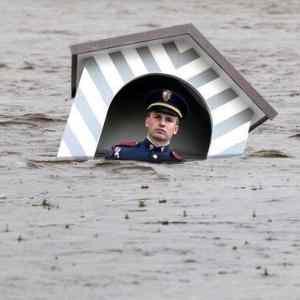 Obrázek 'zeman poslal na pomoc proti povodnim hradni straz'