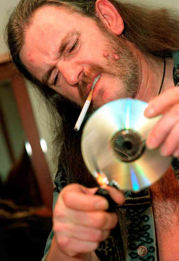 Obrázek - Lemmy vypaluje cd -