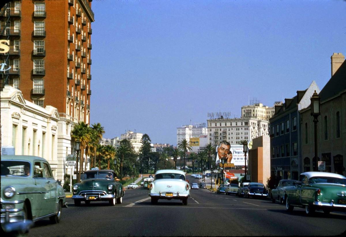 Obrázek 1954 Los Angeles Wilshire Blve including Bryson Hotel-lr