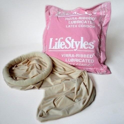 Obrázek A Pillow And Blanket - Condom