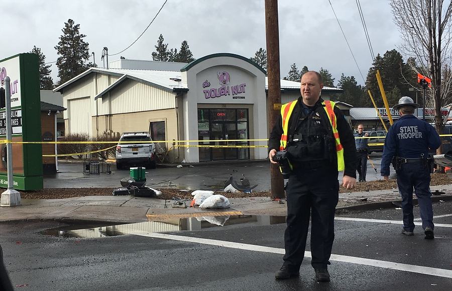 Obrázek Cop crashes into donut shop